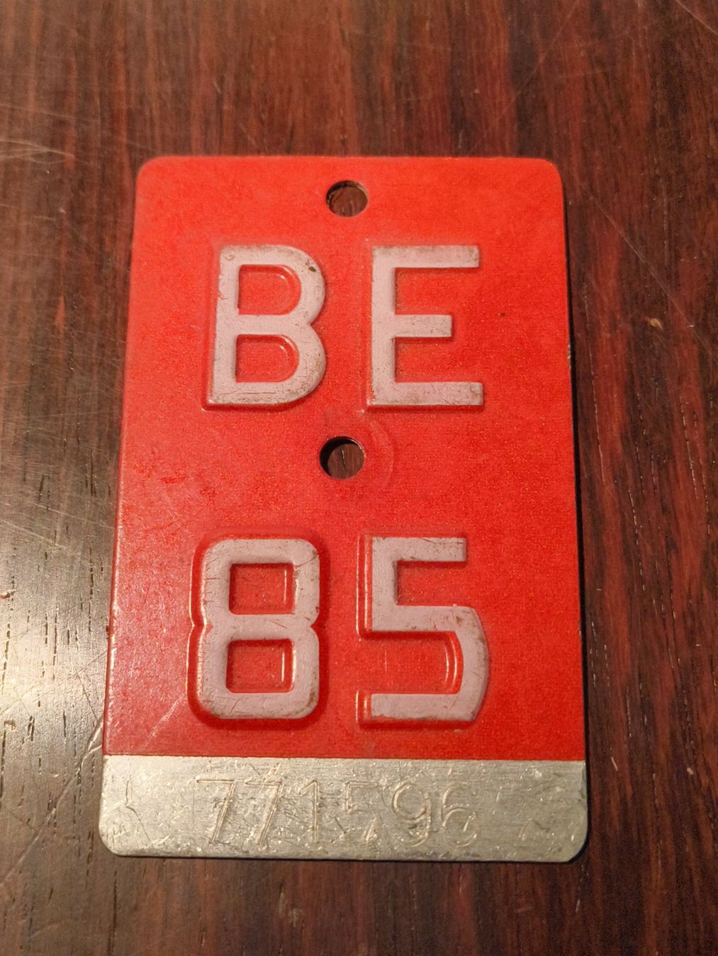 Insegne: Velonummer BE 85 Rot – Usato da stettlen venduto da VintageBern_ch