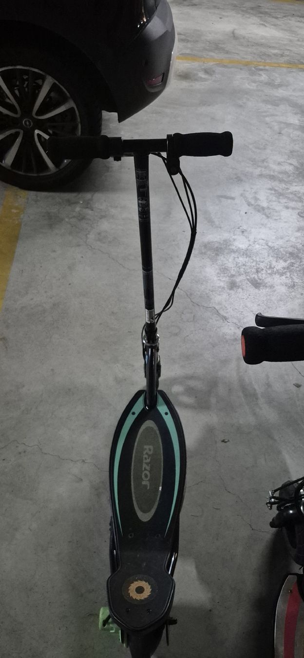 Veicoli elettrici:  2 Razor E300 Elektro Tretroller schwarzer Rahmen guter Zust – Usato da Aeschlen ob Gunten venduto da fbu_d7dj 2