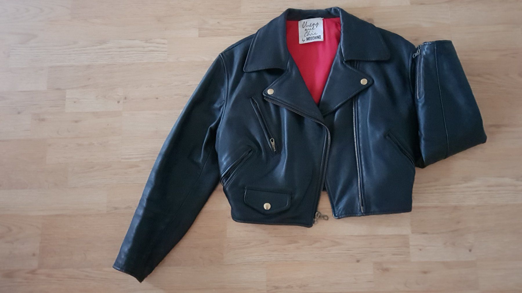 Moschino Giacche: Kurze Leder Jacke Moschino – Nuovo (secondo la descrizione) da Safenwil venduto da FlyingFighter 1