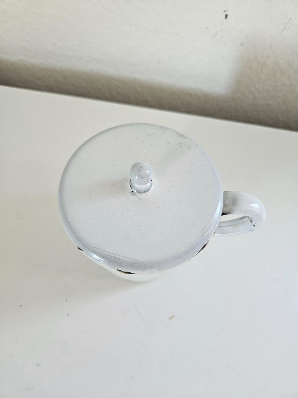 Ciotole: Emaille Spuck-Napf mit Deckel antik – Usato da Urdorf venduto da Colina 2