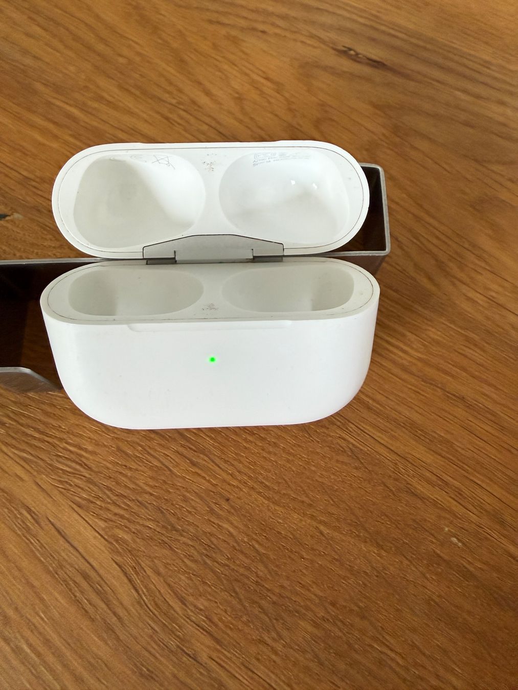 Apple Cuffie: APPLE AirPods Pro 1 Charging Case – Usato da Lausanne venduto da Nine1982