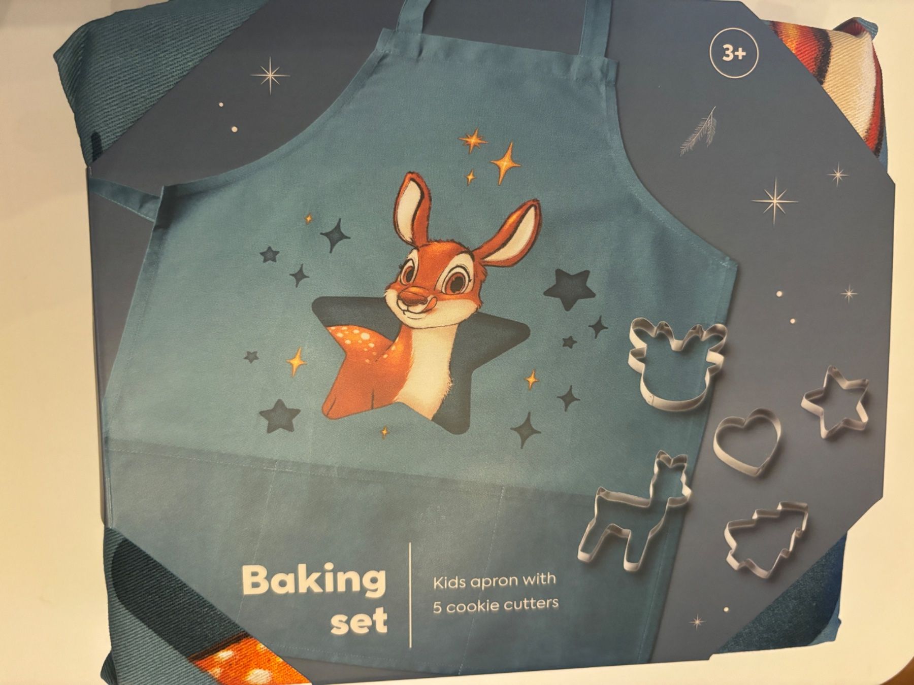 Altro per bambini: Kinderschürze mit 5 Keksausstechern – Nuovo e nell'imballaggio originale da Wallisellen venduto da AS.TZ.