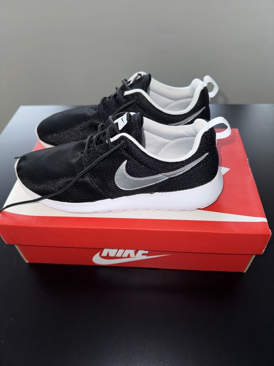 Nike Herrenschuhe: Nike Roshe One, Schwarz/Weiss, Grösse 39 – Neu (gemäss Beschreibung) aus Zürich von Jen10 5