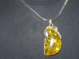 collier avec son pendentif d'ambre en argent pour femme
