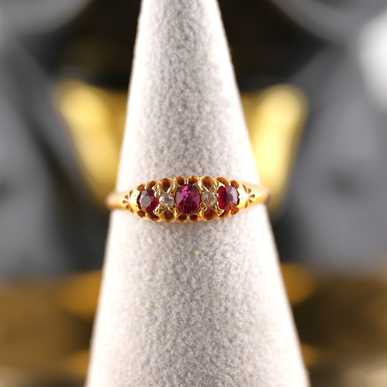 Ringe: Goldring 18K mit Rubin und Diamanten – Gebraucht aus Basel von Vip24