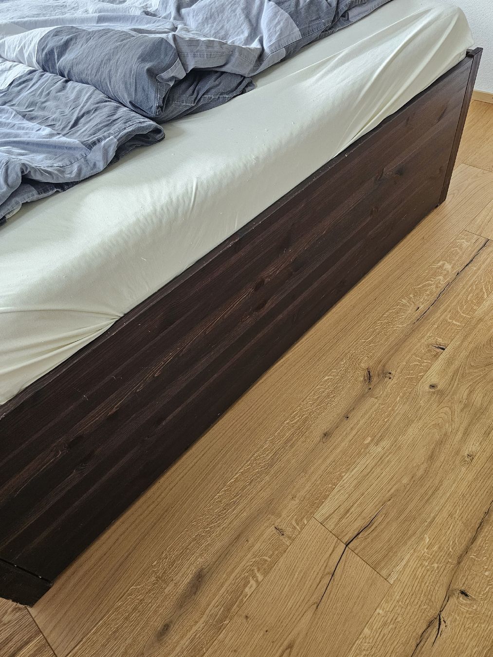 Betten: Doppelbett Echtholz dunkel mit Schubladen und Ablagefläche – Gebraucht aus Wagenhausen von veraputzig 1