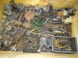 Konvolut Uhrwerkteile Gewichte Antiquitäten Glocke Rolle