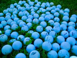 Einer von 1000 blütenweissen Golfbällen, fast wie neu!