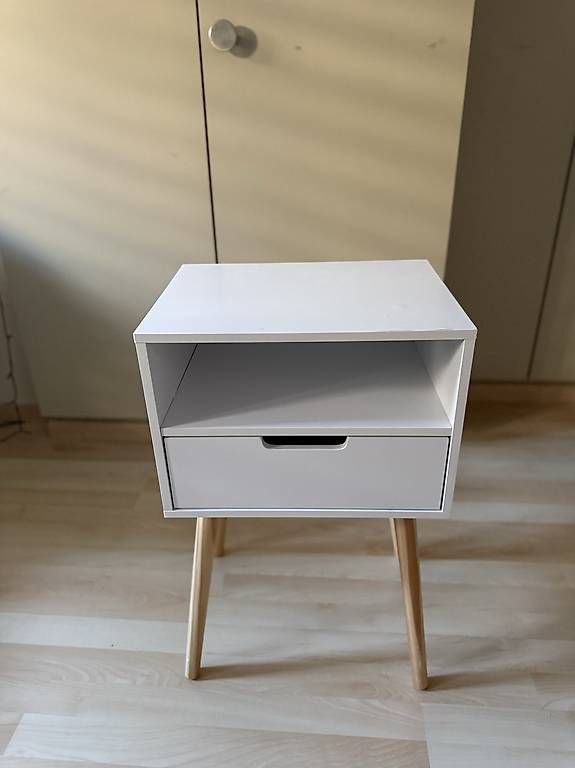 Tables de nuit: Nachttische  – D'occasion à Biberist par cas_g9q8 1