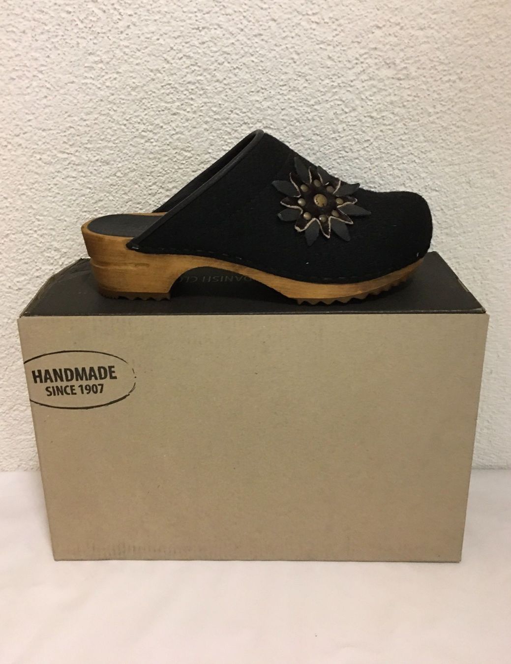 Scarpe da donna: SANITA Danish Clogs mit Edelweiss Schwarz Gr. 41 – Nuovo e nell'imballaggio originale da Zürich venduto da LIQUIDATOR.CP