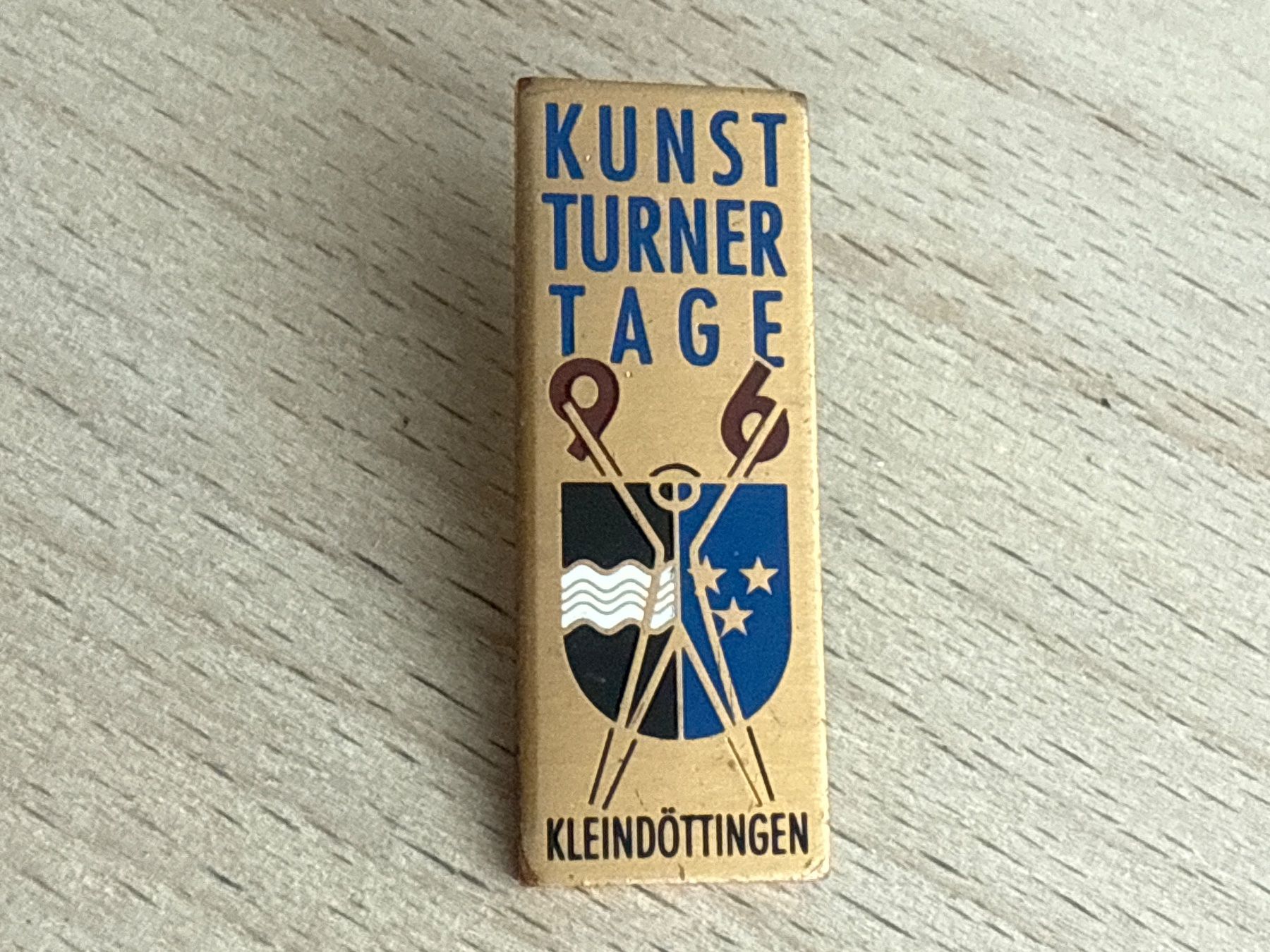 Plaquettes & Badges: Pin Kunstturnertage Kleindöttingen 1996 – D'occasion à Glattbrugg par Schweigmatt