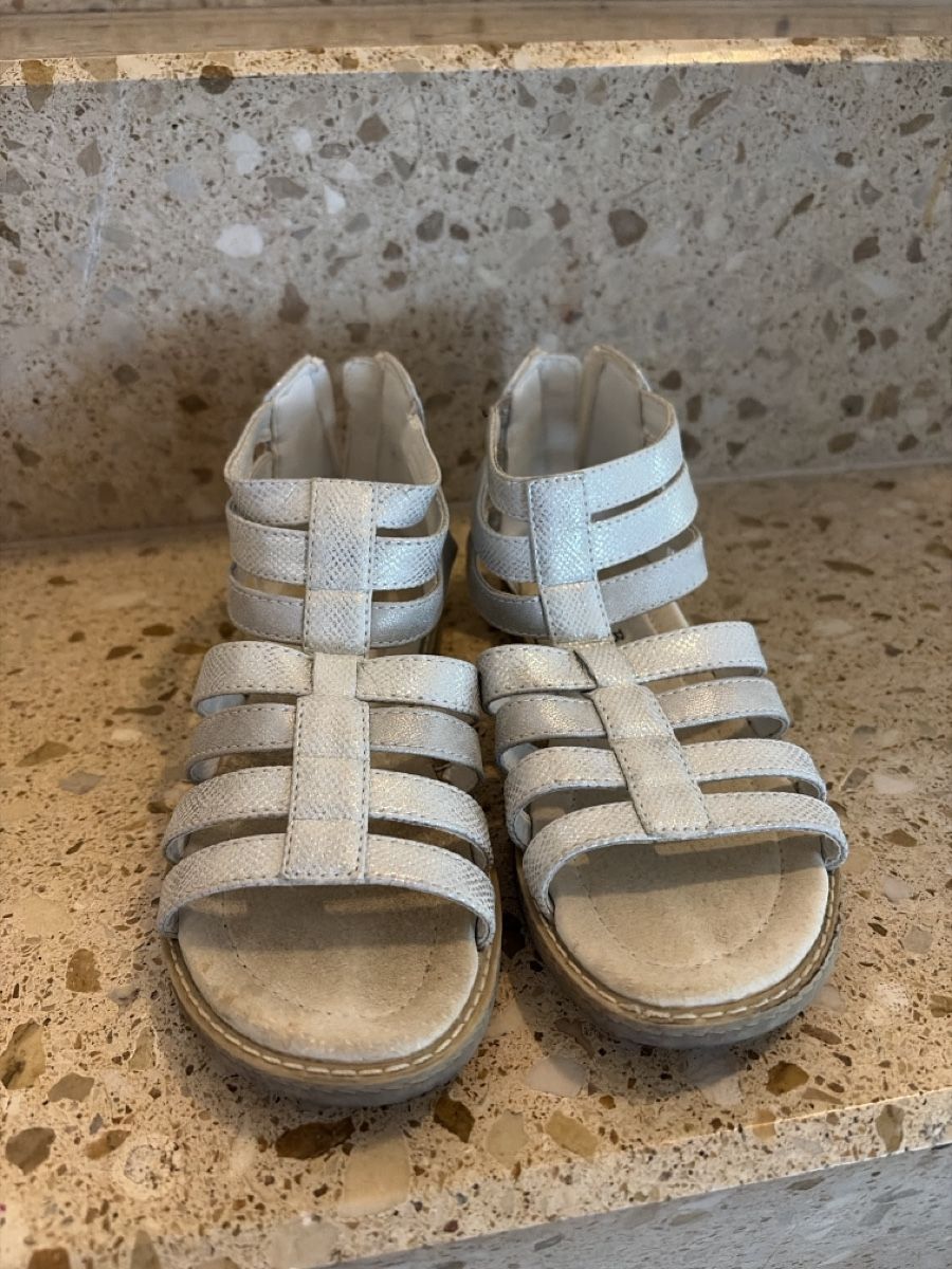 Chaussures filles: Sandalen Grösse 32 – Neuf (Voir description) à Granges-Paccot par Fwaeber 2