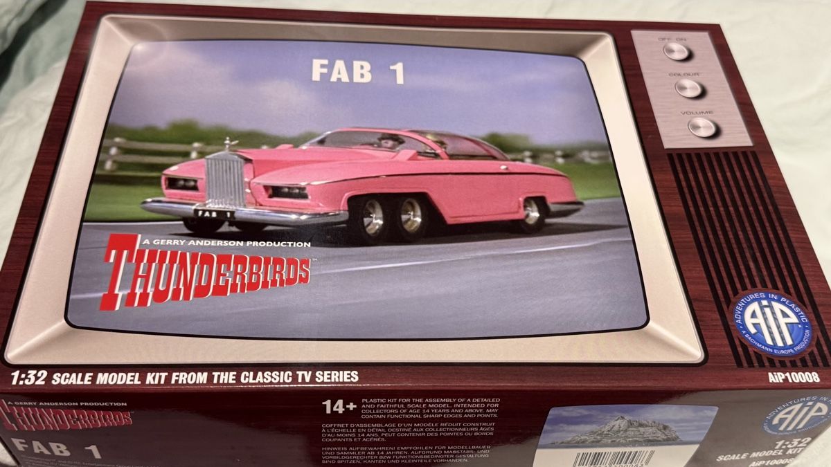 Voitures modèles: Thunderbirds FAB 1 Modellbausatz 1:32, neu & originalverpack – Neuf avec emballage d'origine à Basel par Zomeg