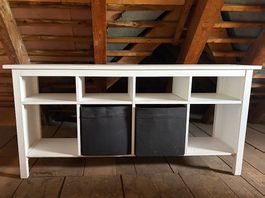 Weisses Sideboard Hemnes mit schwarzen Stoffkisten Gratis