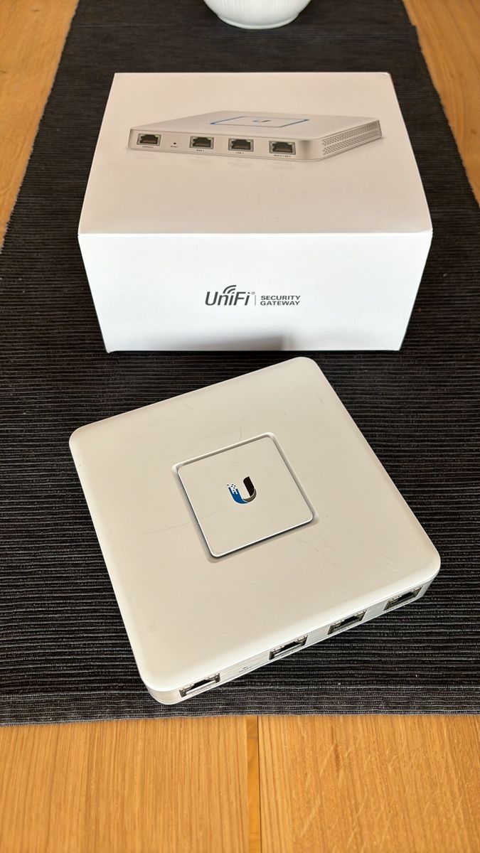 Ubiquiti Modems & Router: Ubiquiti USG UniFi Security Gateway – Gebraucht aus Viganello von Vega14