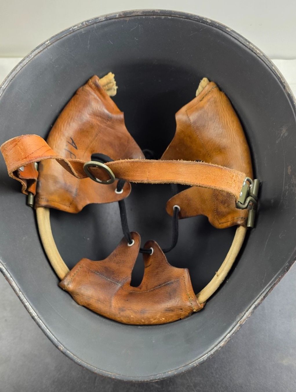 Schweizer Armee Uniformi & Effetti personali: Stahlhelm Modell 1918/43 der Schweizer Armee – Usato da Flums venduto da Flumsantik 4