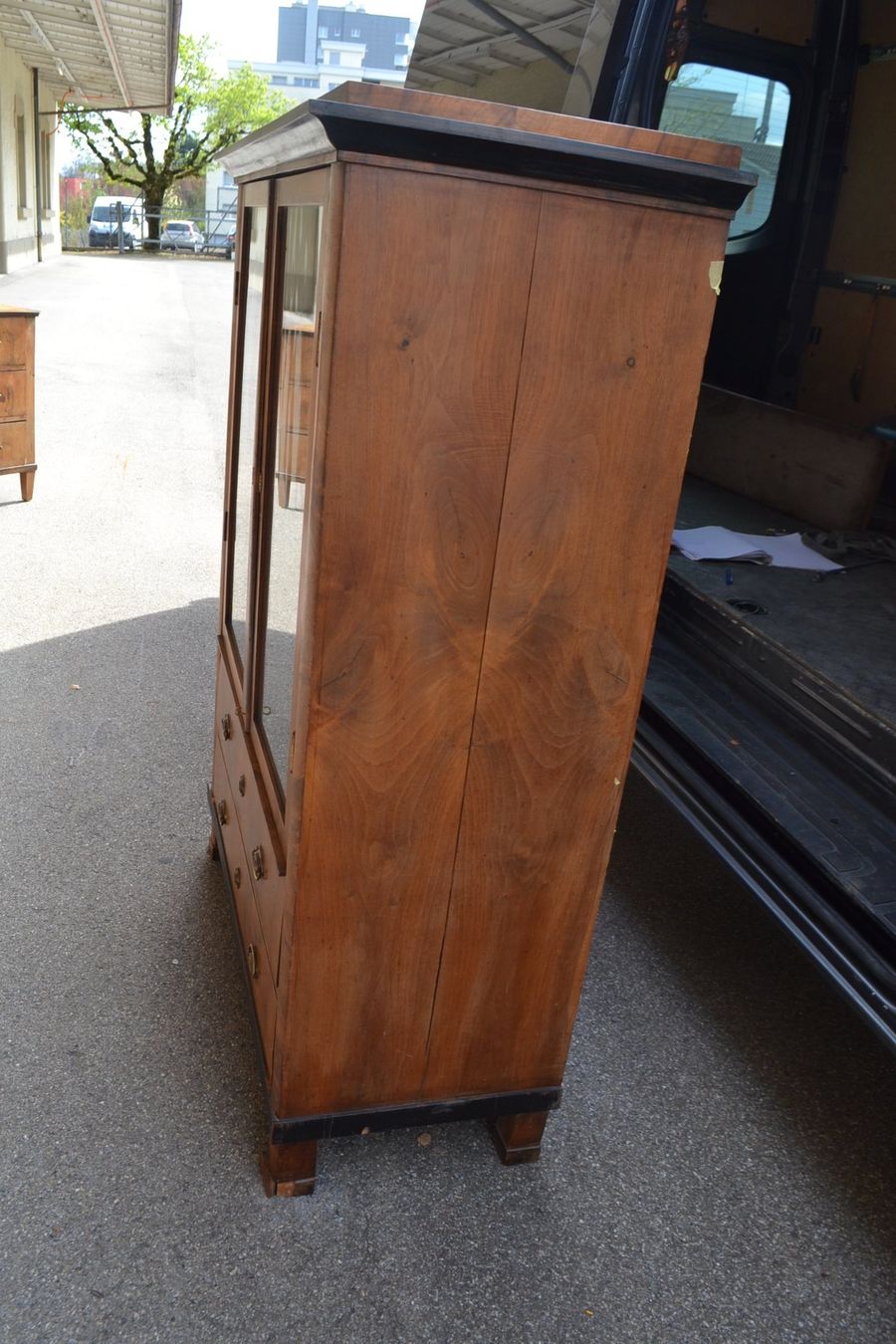 Vetrine: Antiker Vitrinenschrank Biedermeier Nussbaum – Usato da Wil SG venduto da Athi 2