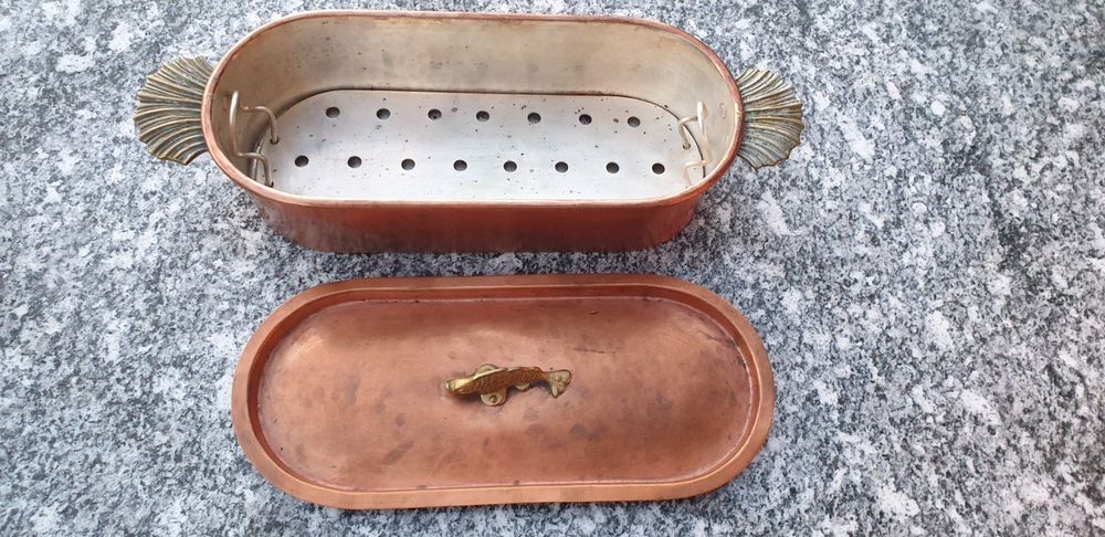 Poissonnière en cuivre. Armoirie couronnée. Fleur de lys