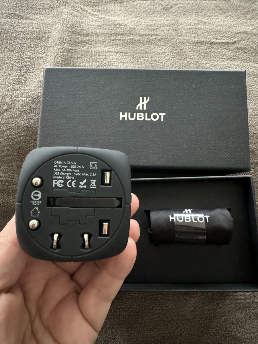 Unità & Adattatore: Hublot Travel Adapter – Nuovo e nell'imballaggio originale da Pfäffikon SZ venduto da EMMA0111 1