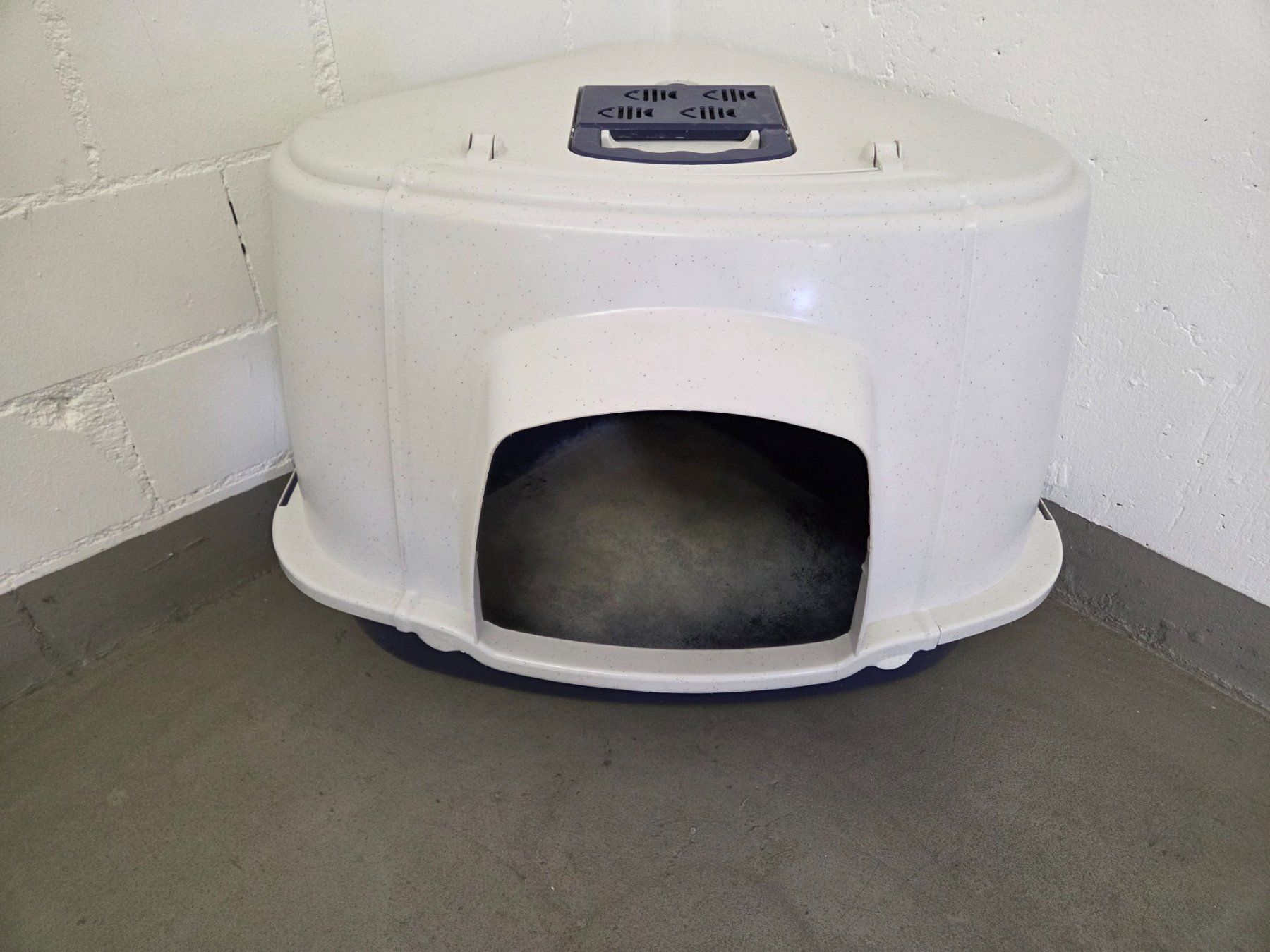 WC: Gebrauchte Eck-Katzentoilette mit Deckel – D'occasion à Schwerzenbach par BilboInSchwerzi 1