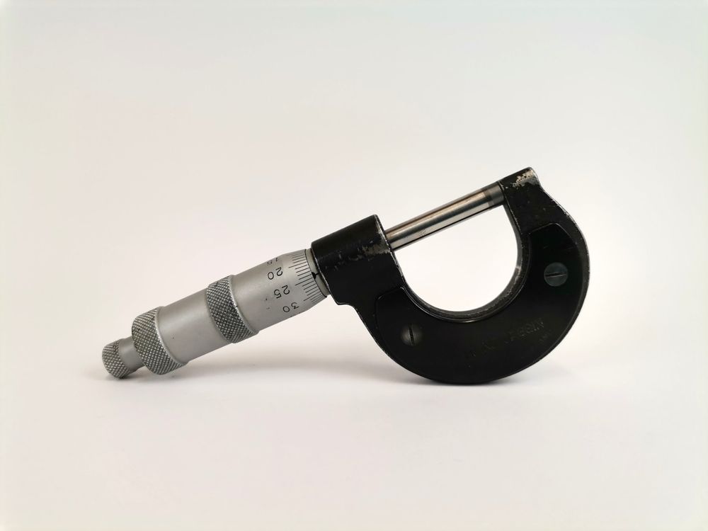 Neoteck Bügelmessschraube 0–25 Mm / 0,01 Mm – Gehärteter Stahl, Hartmetall-Ambosse, Satin-Chrom, Ratschenstopp – Mit Etui & Einstellschlüssel
