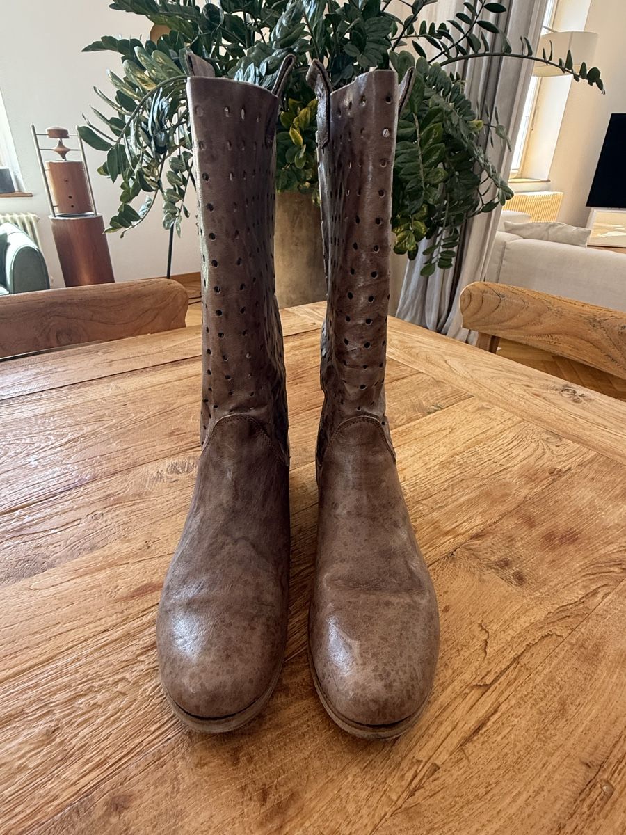Damenschuhe: Braune Lederstiefel mit Lochmuster, Grösse 39 – Neu (gemäss Beschreibung) aus Rüti ZH von Evoire 2