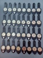 32 alte Brusttaschenanhänger
