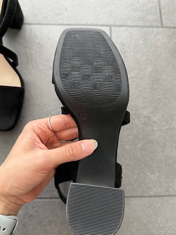 Chaussures femmes: Absatz Schuhe mit Riemchen – D'occasion à Bleienbach par Chi_Cari 3