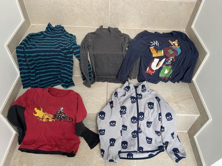 4 Jungen Sweatshirts & 1 Fleecejacke Gr 110/116