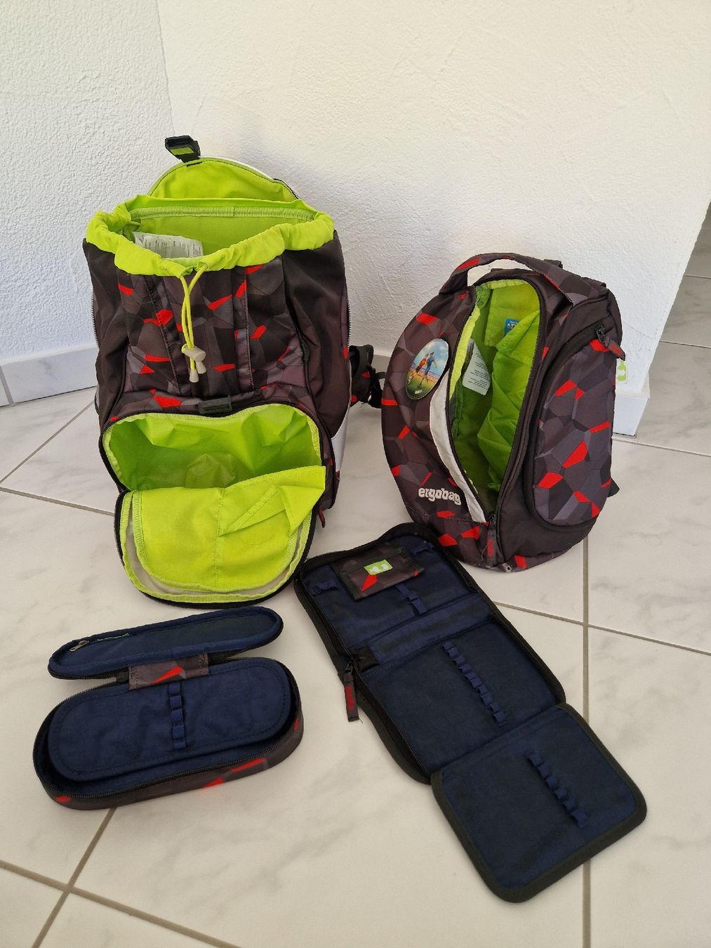 Ergobag Borse & Zaini: Ergobag Schulranzen Set mit 2x Etui und Turnrucksack – Usato da Schindellegi venduto da COIFFY 6
