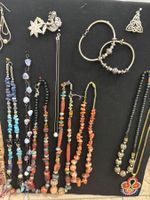 Konvolut Steinketten und Schmuck, Boho Ohrhänger