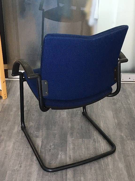 Chaises: Bürostühle blau 6 Stk.  – D'occasion à Zürich par Est-hi 3