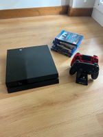 PlayStation 4 Konsole mit Spielen und Controllern