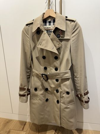 Burberry woman trenchcoat