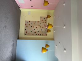Kletterwand mit Griffen für Kinder indoor
