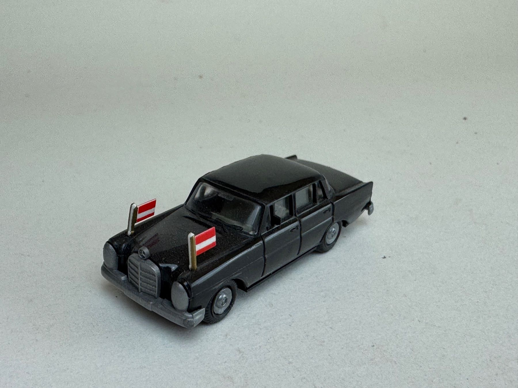 Mercedes-Benz Modellini d'auto: Prep Mercedes 200 schwarz mit Standarte – Usato da Elm venduto da Wikmtz