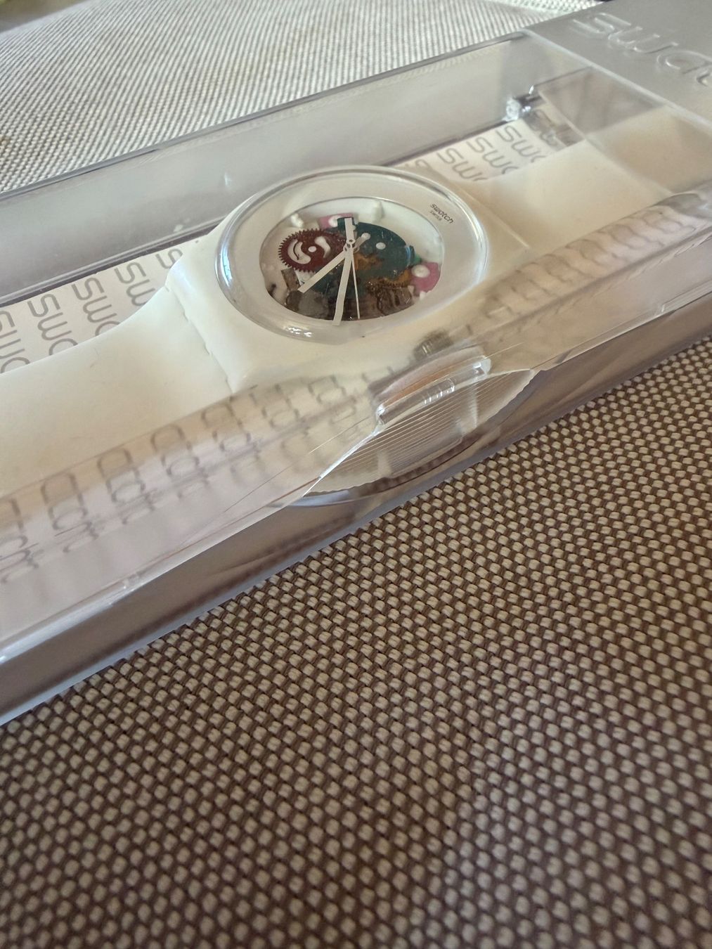 Swatch Orologi: Montre Swatch blanche squelette neuve – Nuovo e nell'imballaggio originale da St-Imier venduto da Mod_qd95 4
