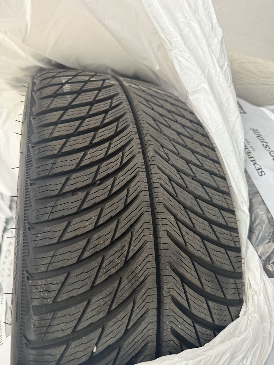 Michelin Tutti pezzi di ricambio auto: Winterreifen Michelin 235 35 19 – Usato da Balterswil venduto da les_bn52