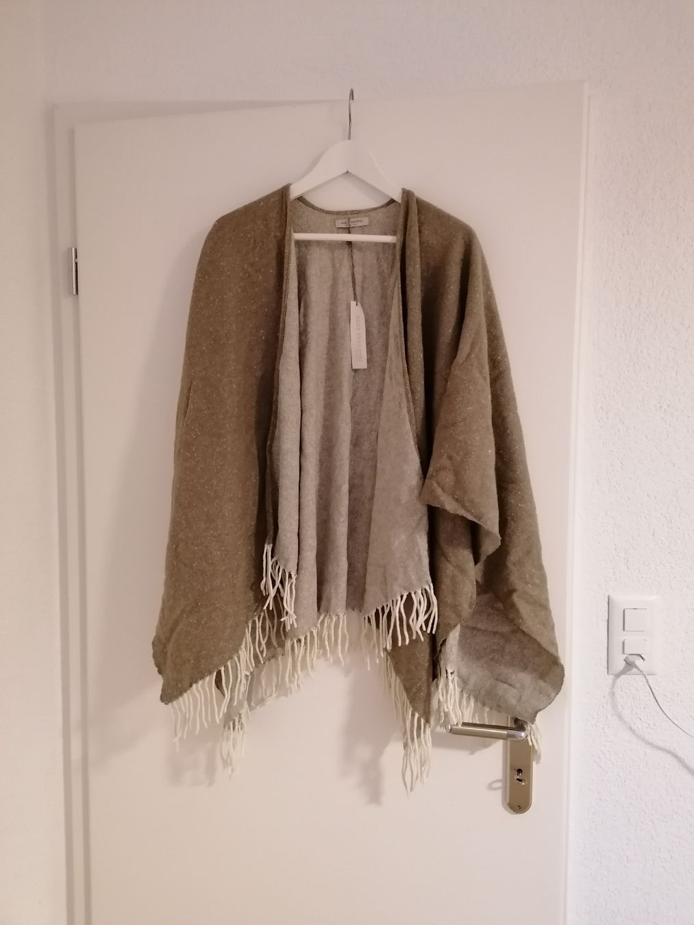 Sonstige Kleidung & Accessoires: Kaschmirmix Poncho von Alda Perretti – Neu (gemäss Beschreibung) aus Schönenbuch von sop_n7zd
