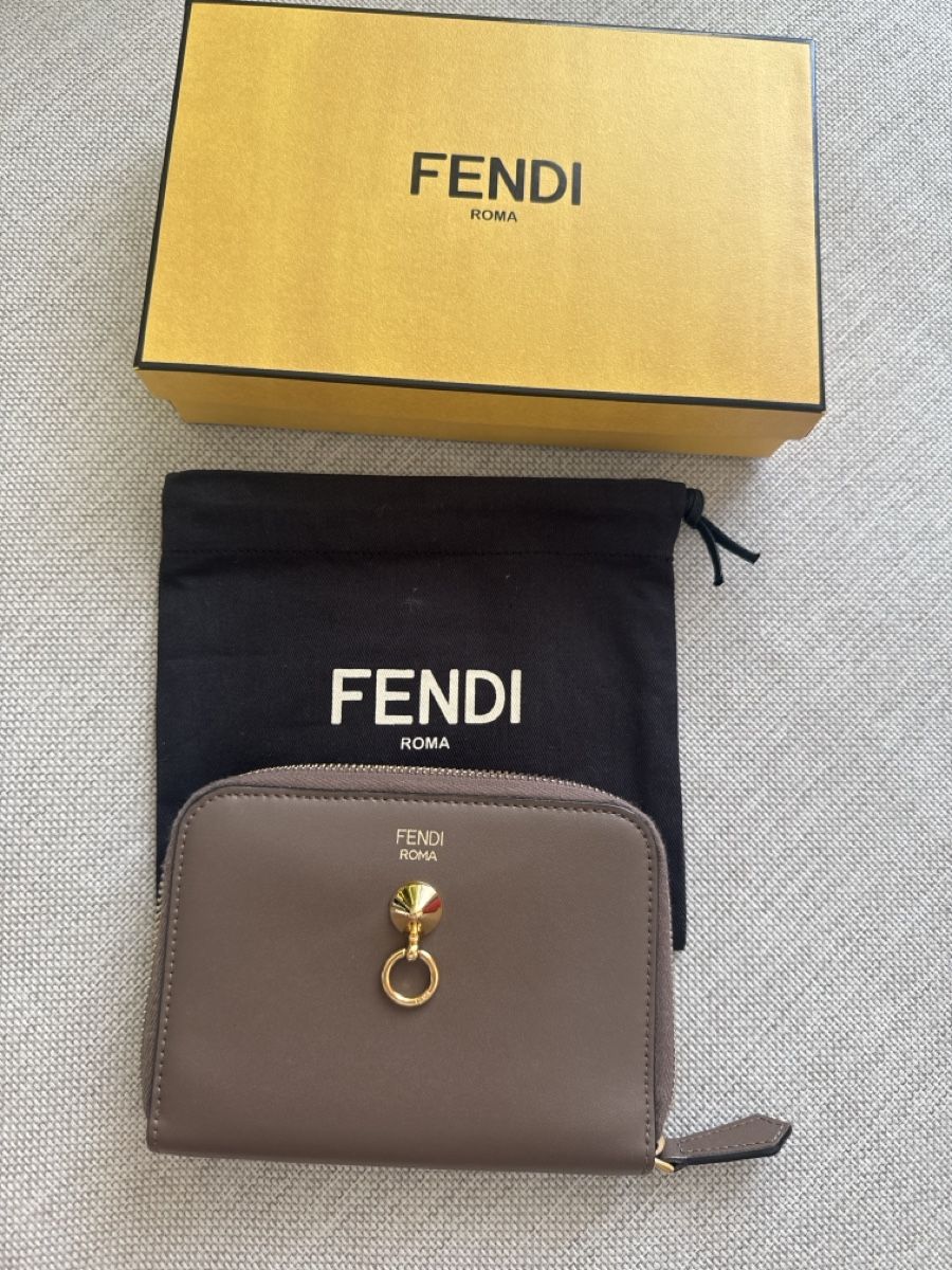 Fendi Portamonete: Fendi Portefeuille zippé – Nuovo (secondo la descrizione) da Les Acacias venduto da Janar