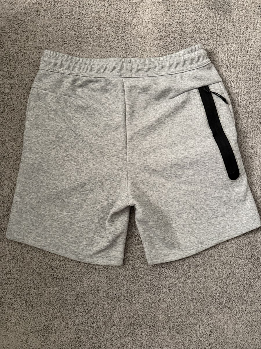 Nike Pantaloni: Nike Tech Fleece Shorts – Nuovo (secondo la descrizione) da Zürich venduto da pab_7gfs 1
