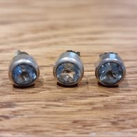 Elegante Silberohrstecker mit hellblauem Stein