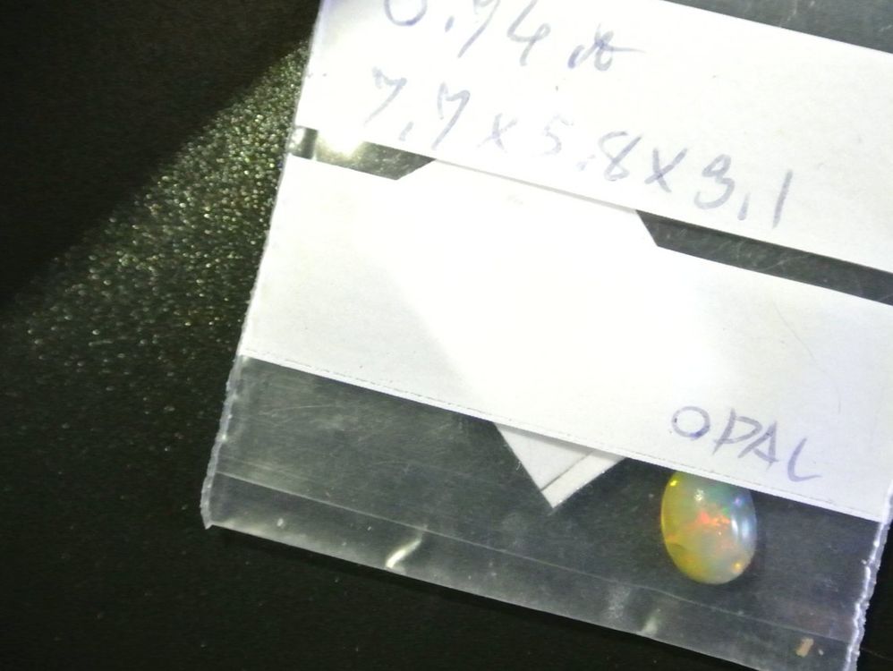 Opale Noire Et Multicolore Naturelle D'Éthiopie - 7mm X 5mm - 0.65 Carats