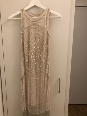 Partykleid mit Verzierungen
