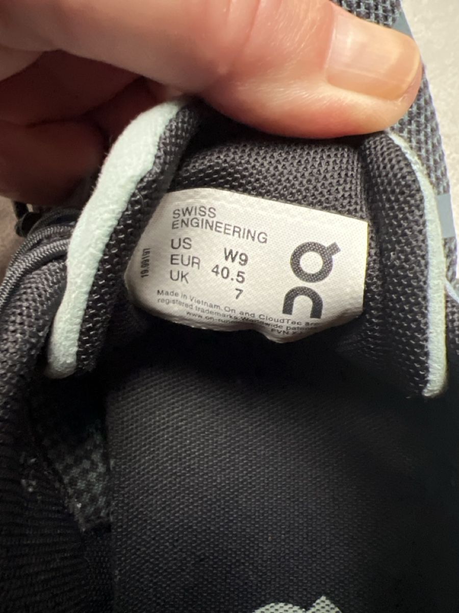 On Damenschuhe: On Cloud Schuhe – Gebraucht aus Mörel von Emozia 4
