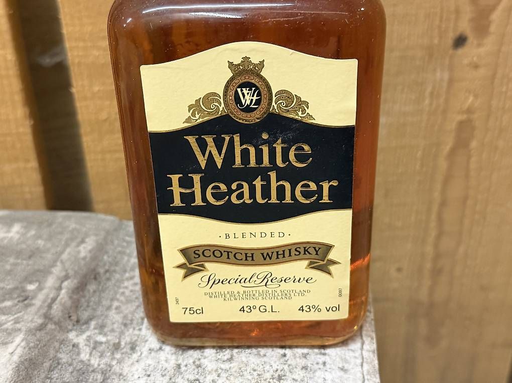 Bevande alcoliche: White Heather Blended Scotch Whisky – Usato da Bassecourt venduto da DiM7775 3