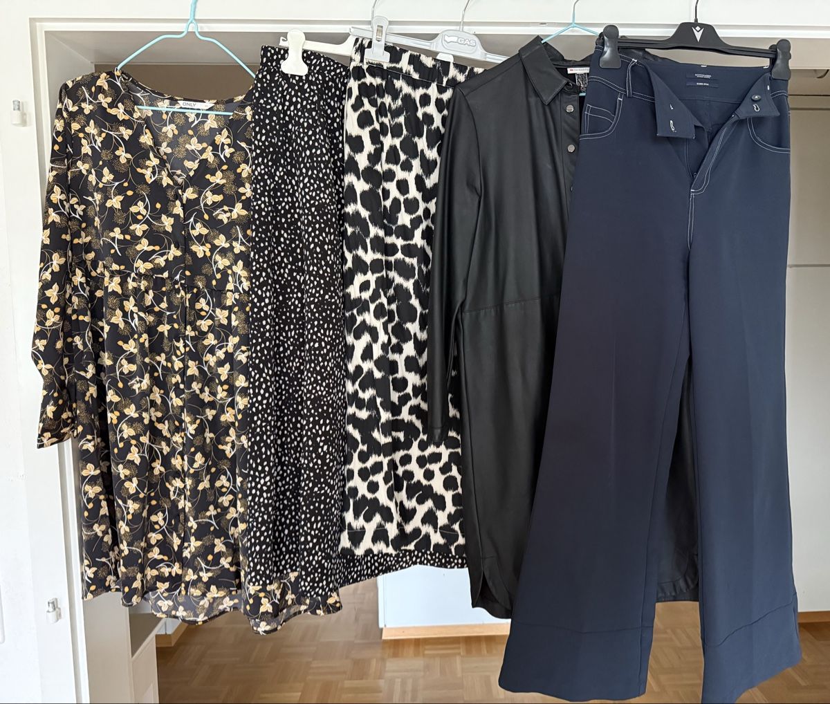 Lotti di vestiti: Kleiderpaket – Usato da Oberglatt ZH venduto da sam_vs55