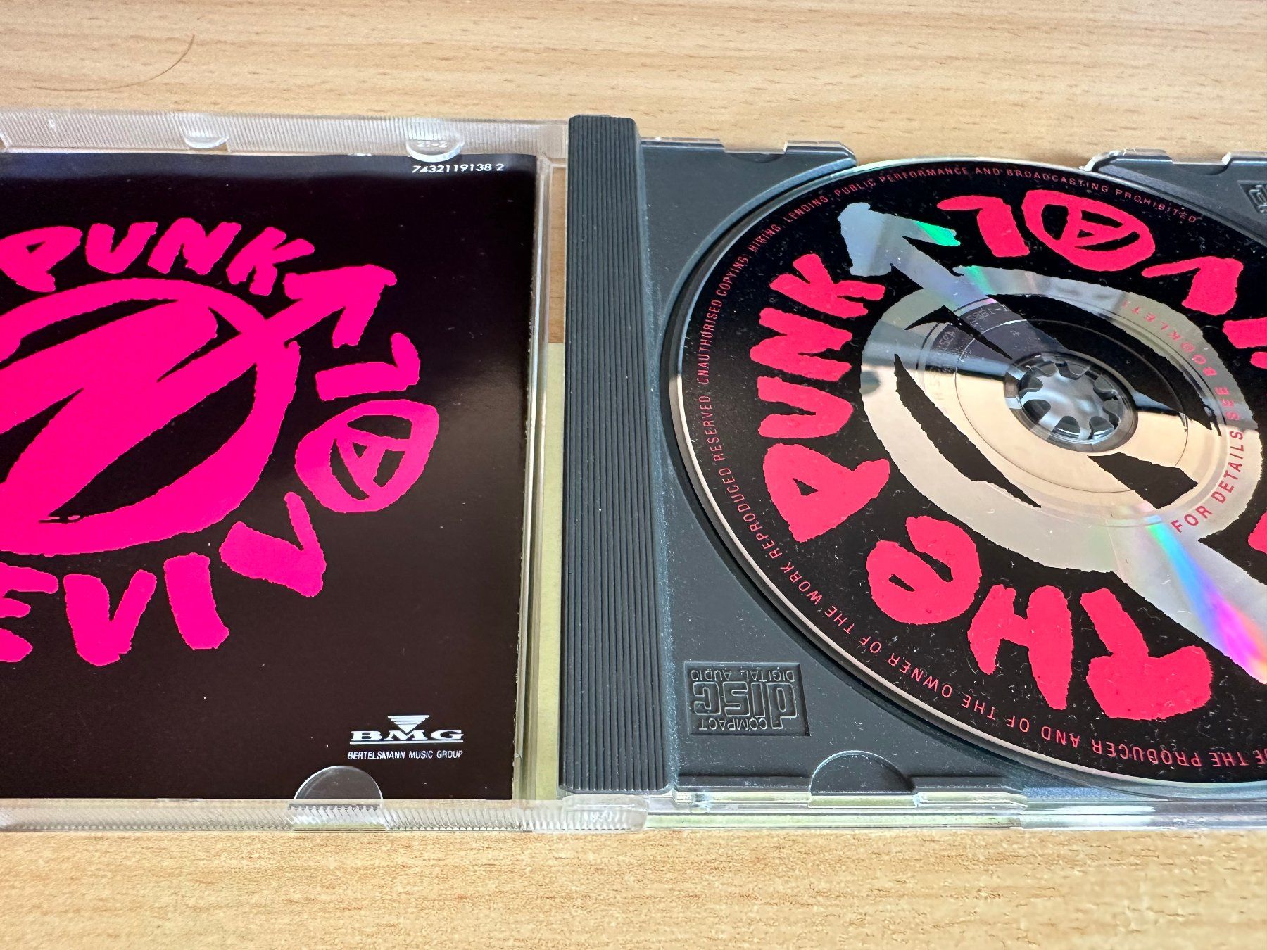 CD: Various – The Punk Revival – Usato da Rikon im Tösstal venduto da Alpenmutz 2