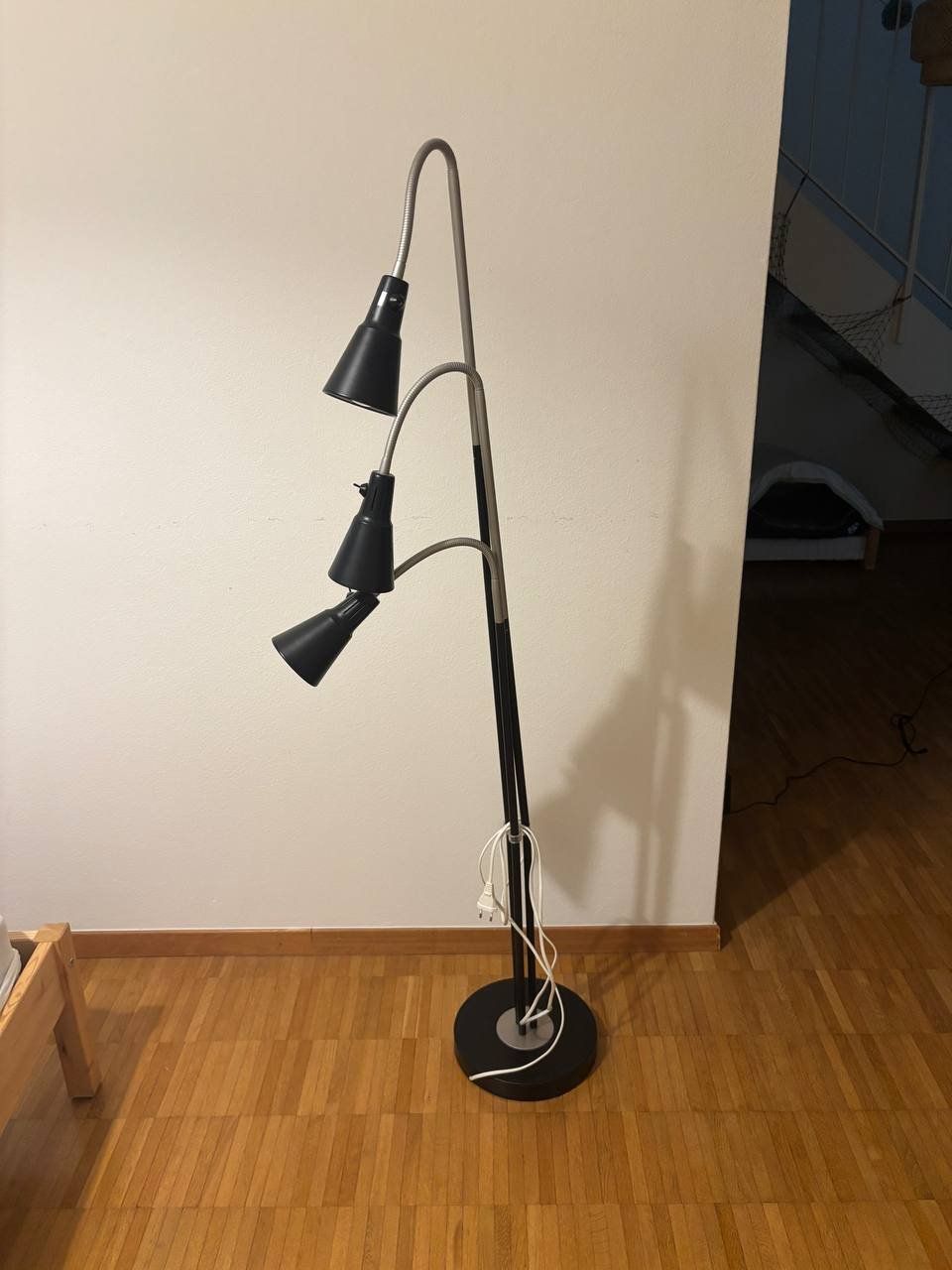 Ikea Lampade: Standleuchte mit 3er-Spot, schwarz, IKEA KVART – Usato da Schlieren venduto da kat_vx7w 1