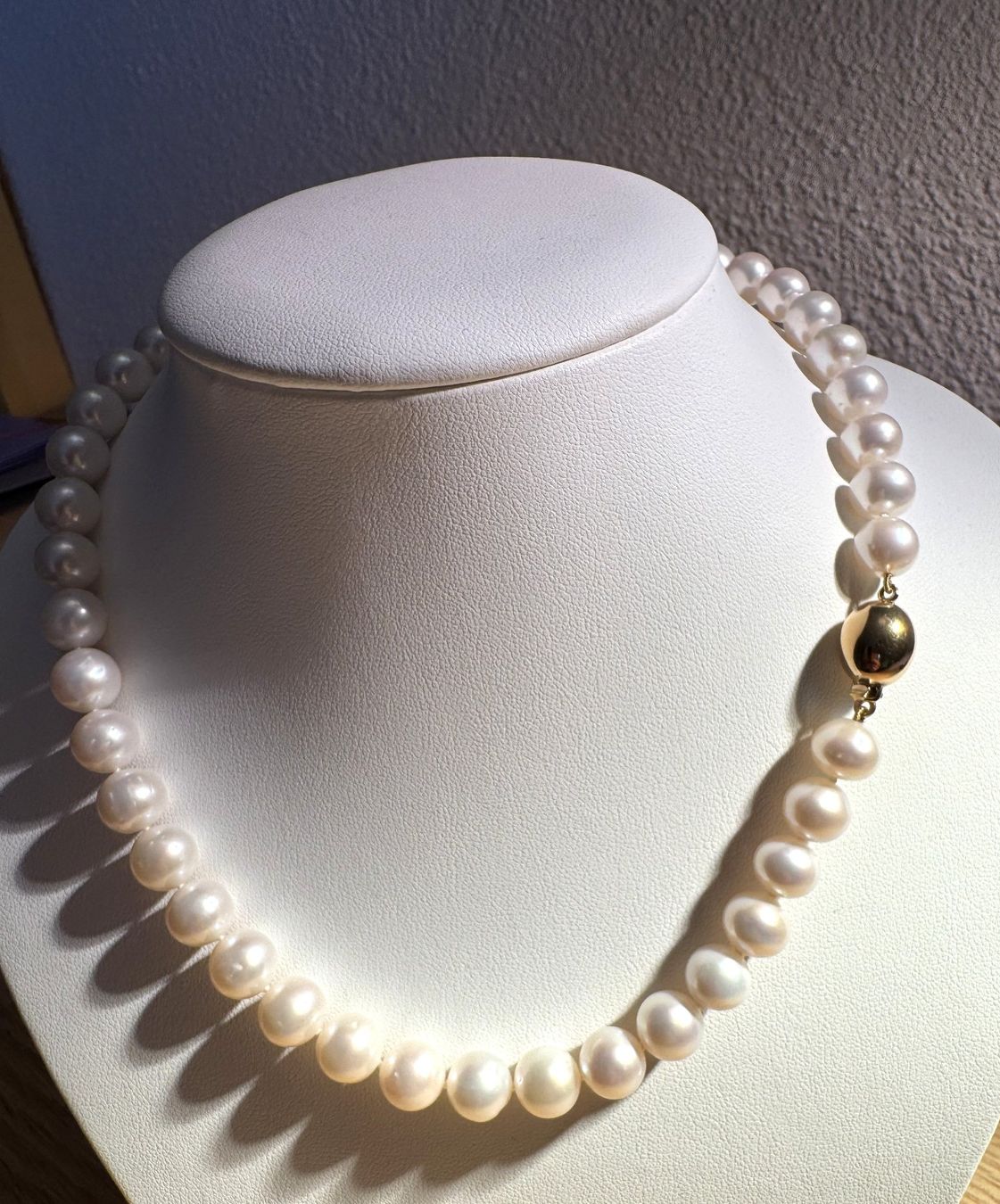 Perle (finte): Klassisches Perlencollier mit Oliven-Goldverschluss 18Kt. – Nuovo e nell'imballaggio originale da Hombrechtikon venduto da Harosa